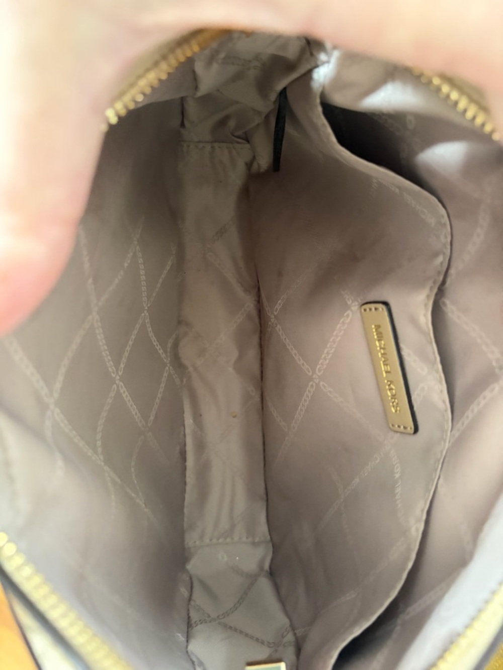 Michael Kors JetSet Crossbody in logo Gold Patent - Picture 13 of 13